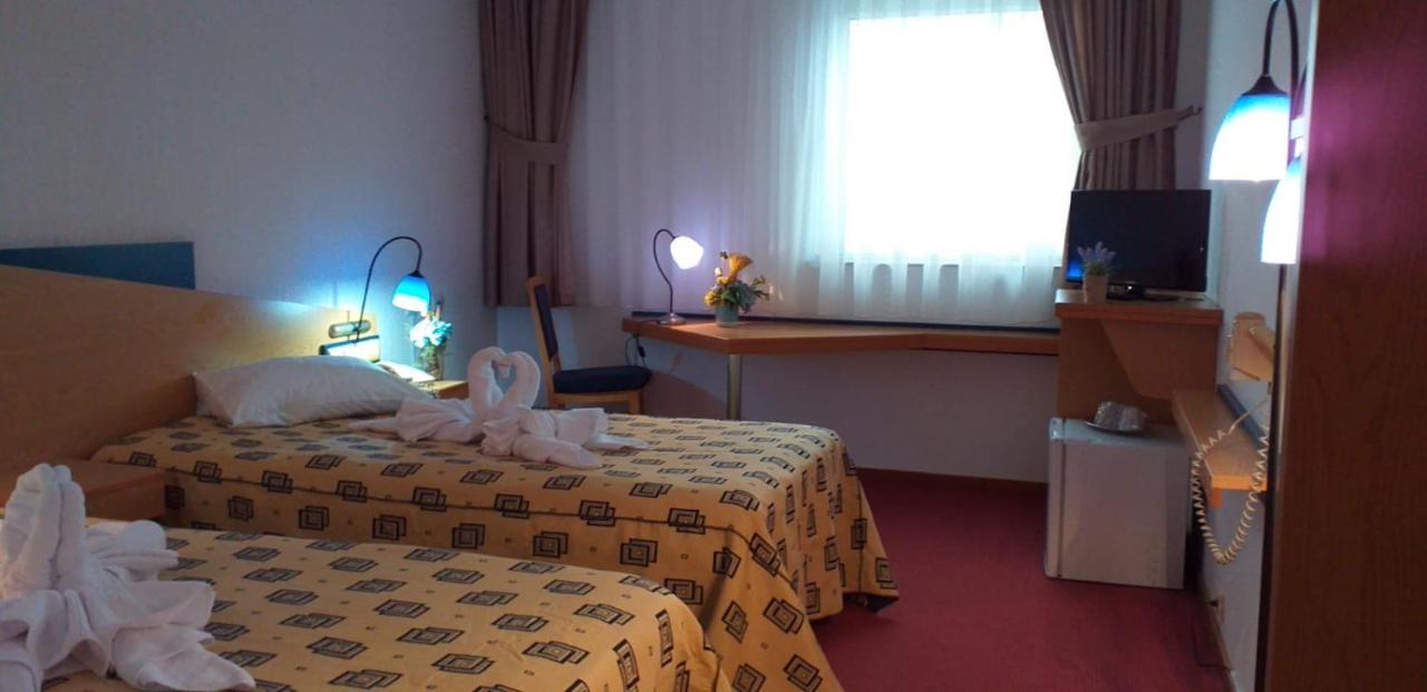 Iris Hotel 3*