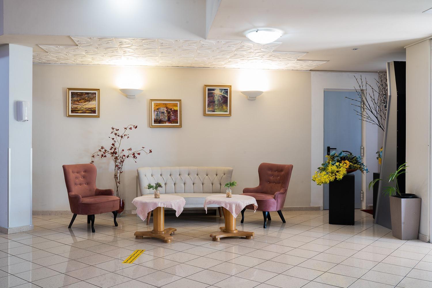 Iris Hotel 3*